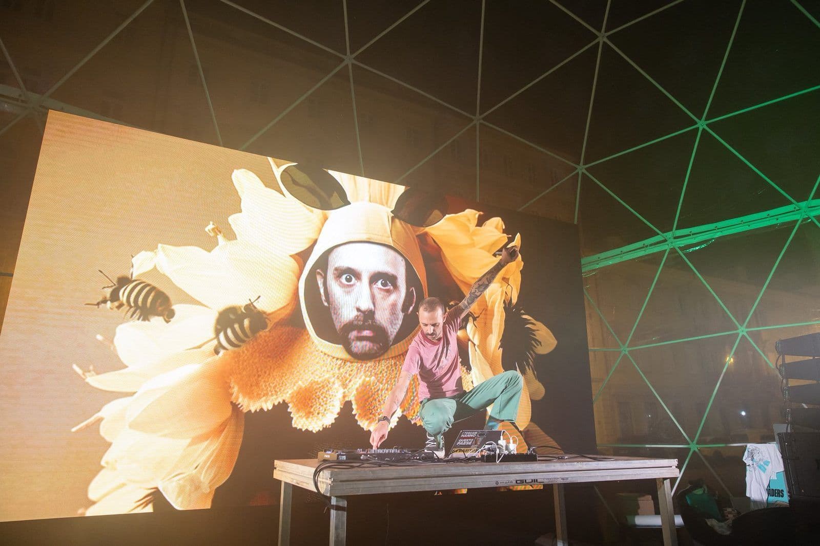 DJ sul palco davanti a un maxi schermo LED con videomapping